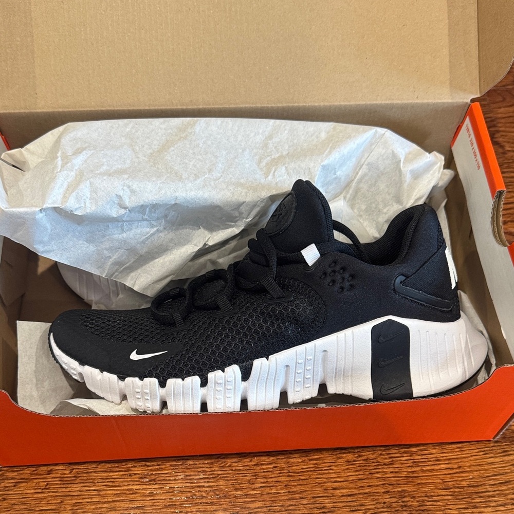Nike Black and White Running Shoes Free Metcon 4
